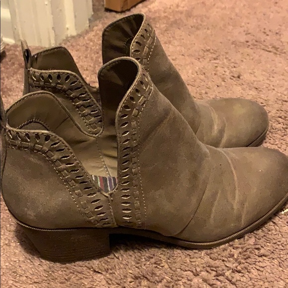 Rock & Candy Shoes - V Cut Booties tan size 8